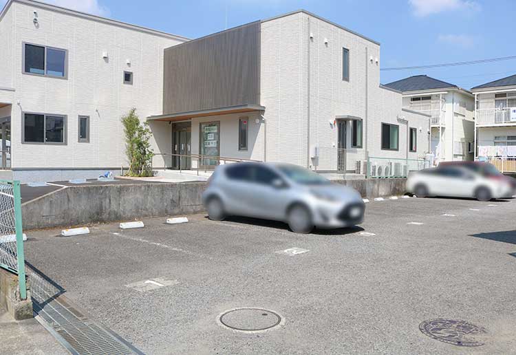 クリニック横に6台分駐車場があります